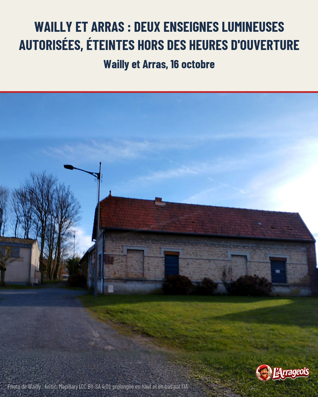 Bâtiment en pierre à toit rouge avec des baies obstruées, bordé d'une pelouse et d'un lampadaire, sous un ciel bleu.