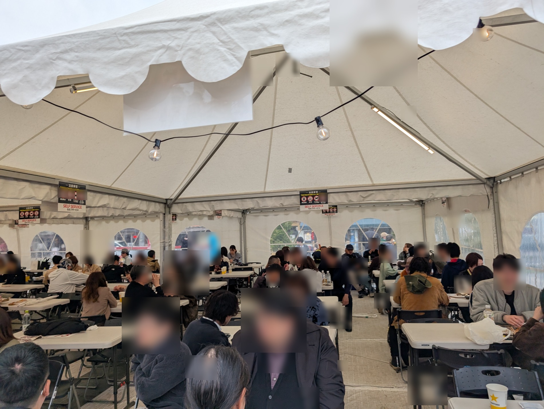 酒まつり会場のテント客席