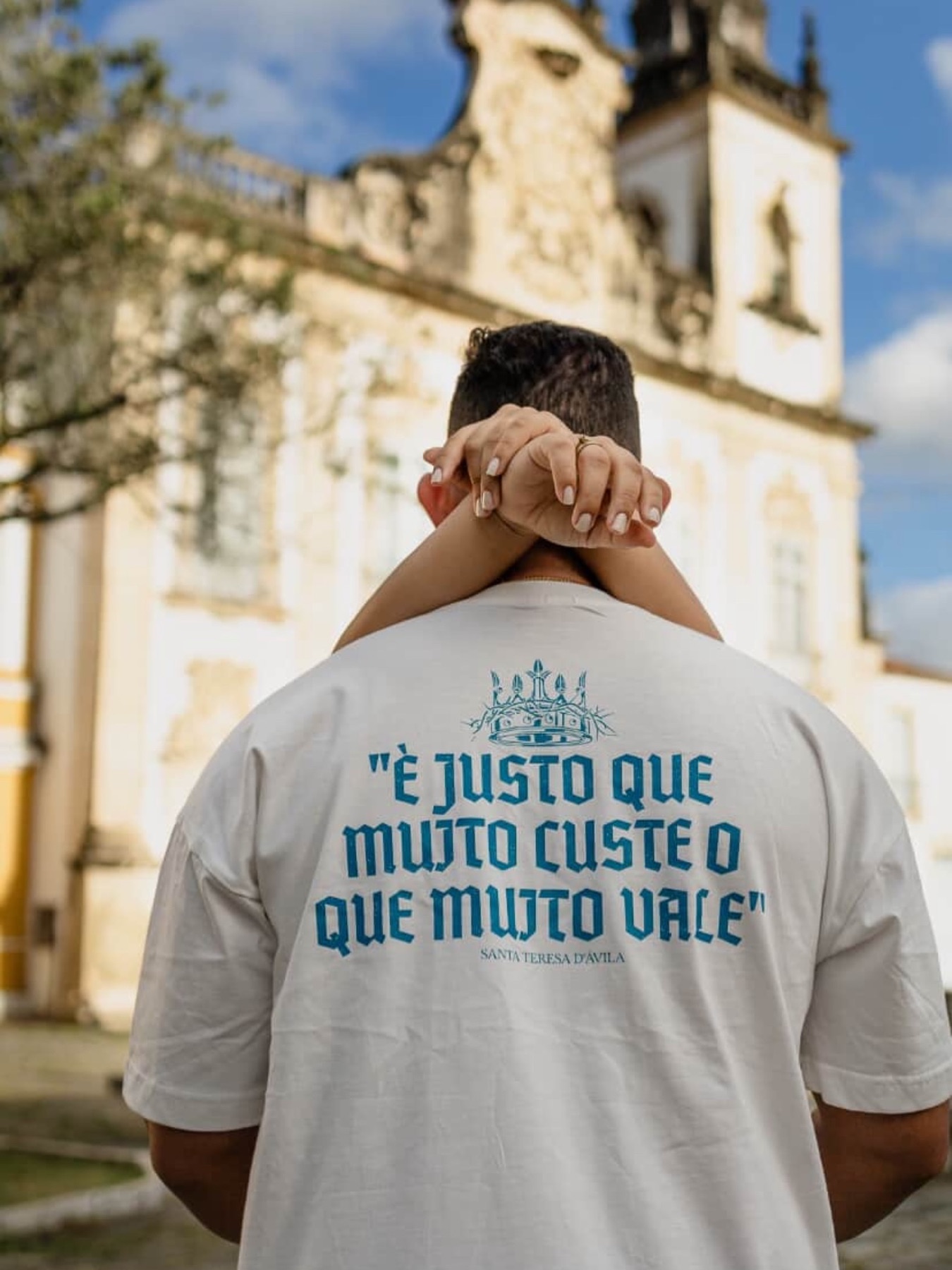 Cliente usando camiseta Preço Justo da HACE