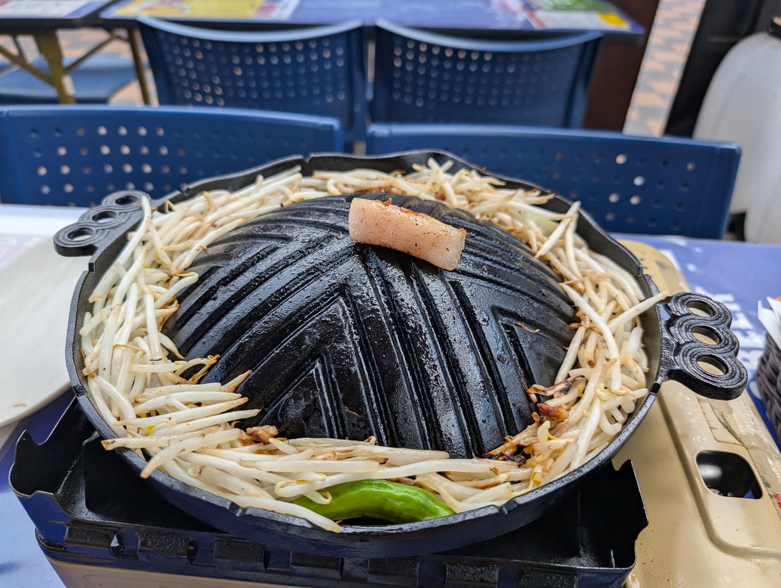 ラードを塗った部分に肉を乗せる