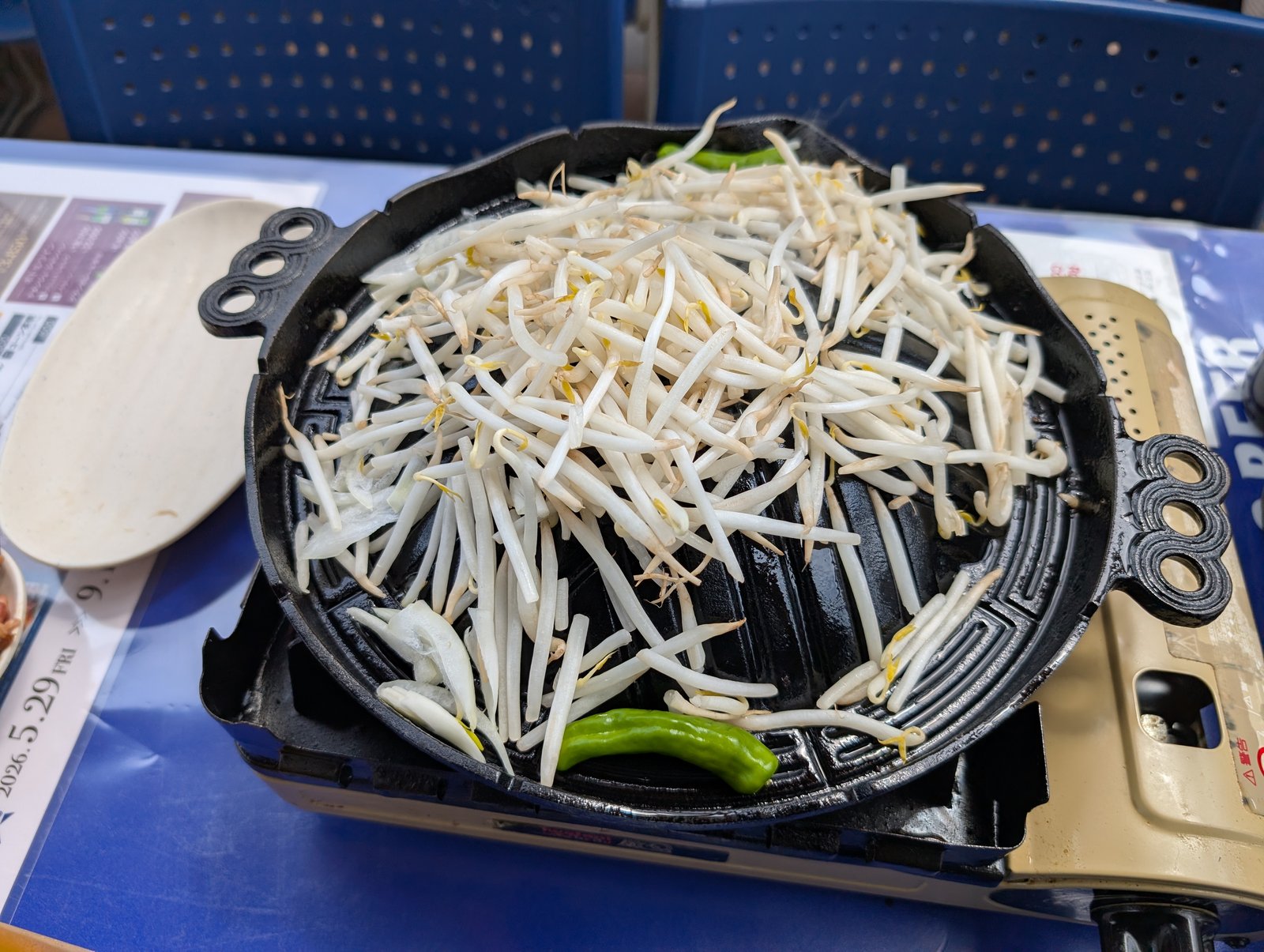 野菜を鍋のはじに寄せ中央にラードを塗る