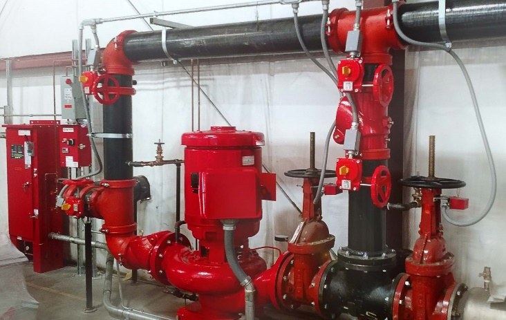 ¿Se deben pintar las tuberías de agua contra incendios color