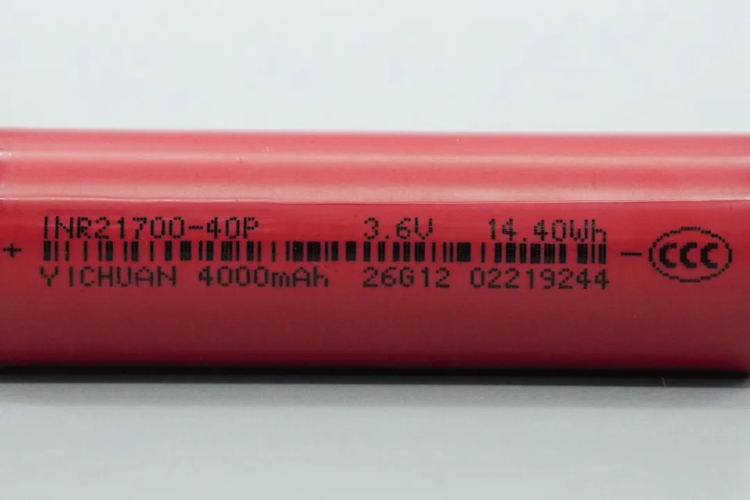 Thông số kỹ thuật và chứng nhận CCC in sắc nét trên thân vỏ pin Yichuan INR21700-40P