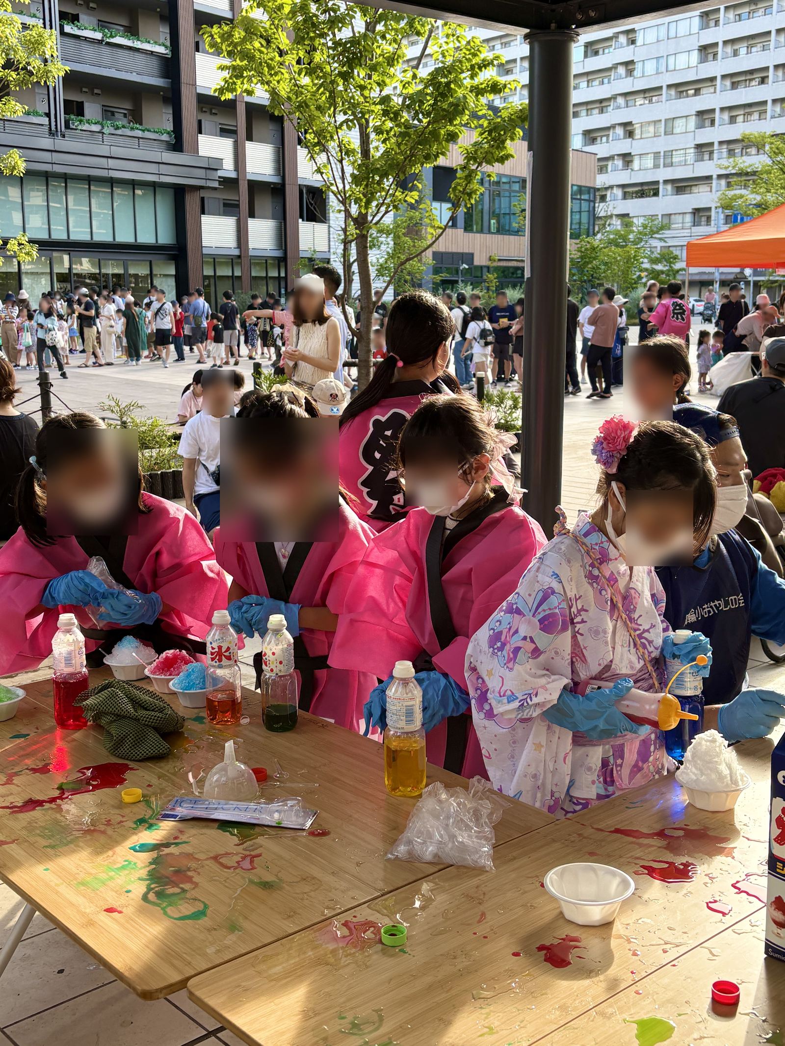 かき氷ブースでスタッフが作業する様子
