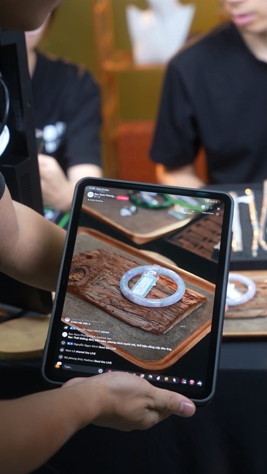 Phiên live trang sức Hadosa trên iPad — hình ảnh sắc nét
