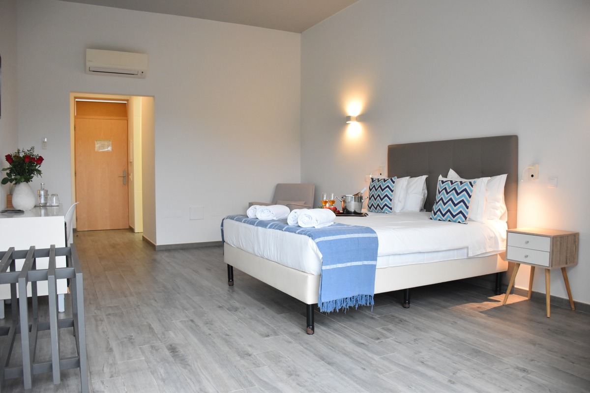 Quarto Familiar com Vista Serra — cama com comodidades de boas-vindas e vista para o jardim