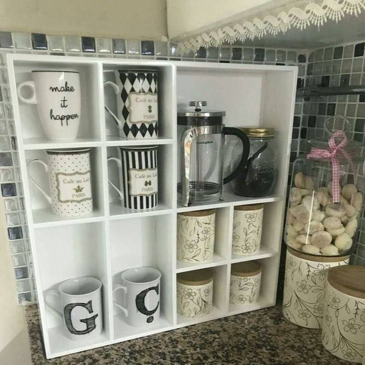 بيت المجات خشبي باللون الأبيض الأنيق