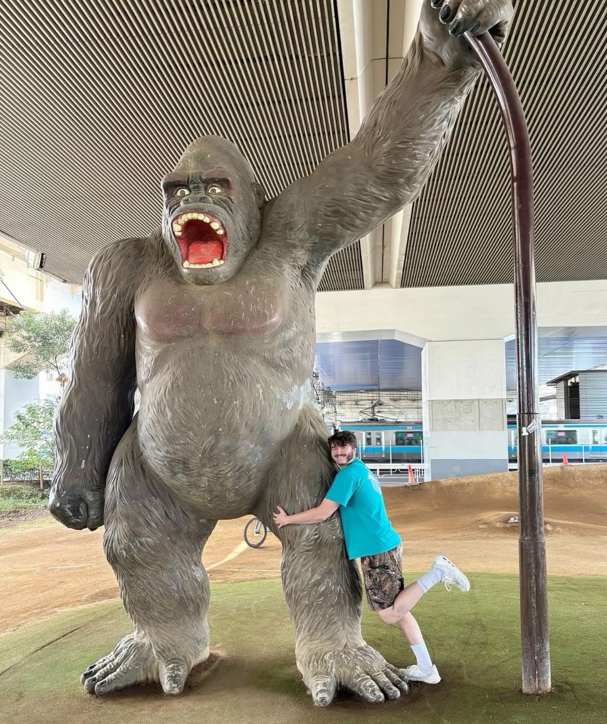 schlatt and gorilla statue