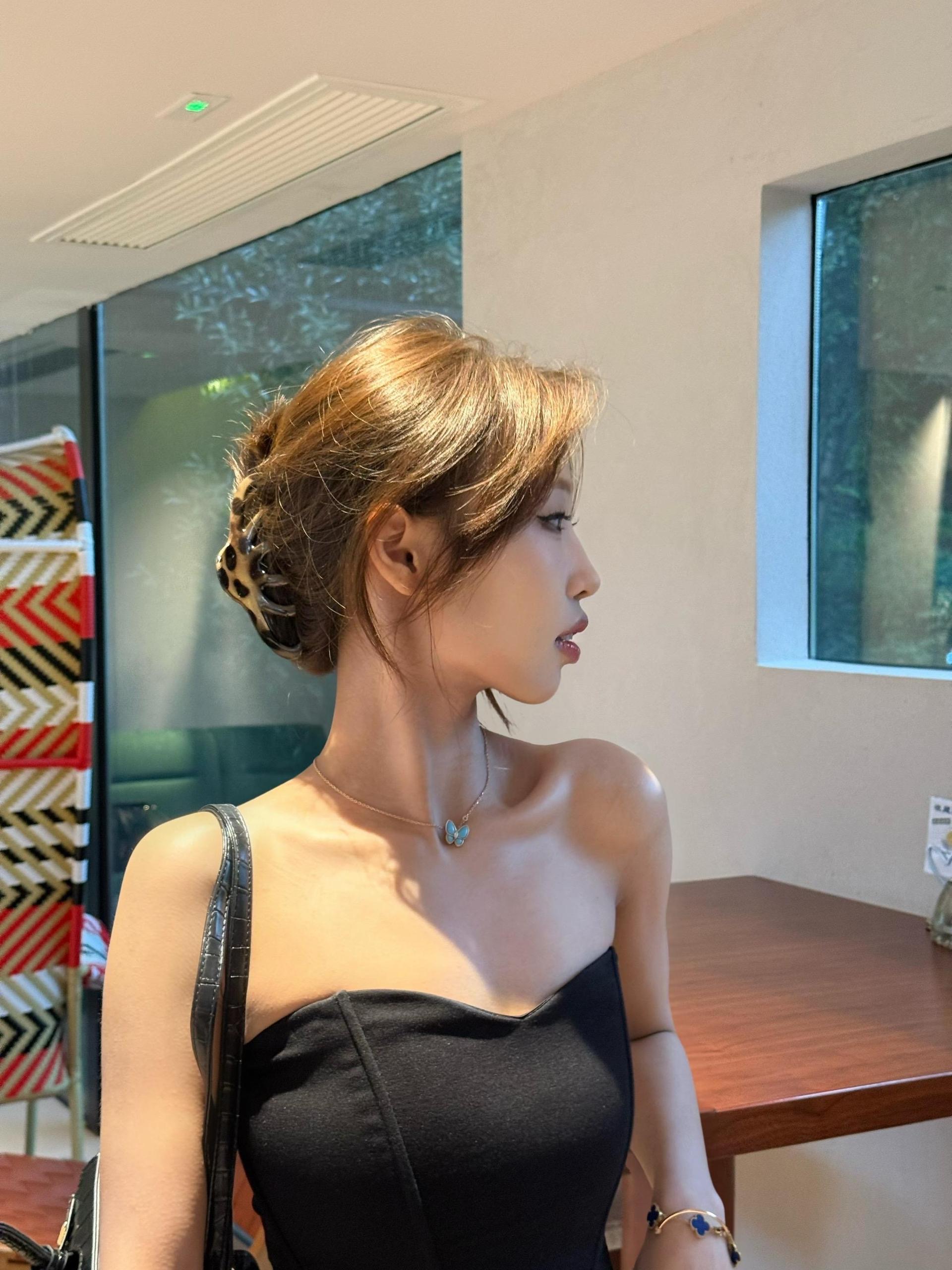 gái xinh đẹp nghiêng mặt