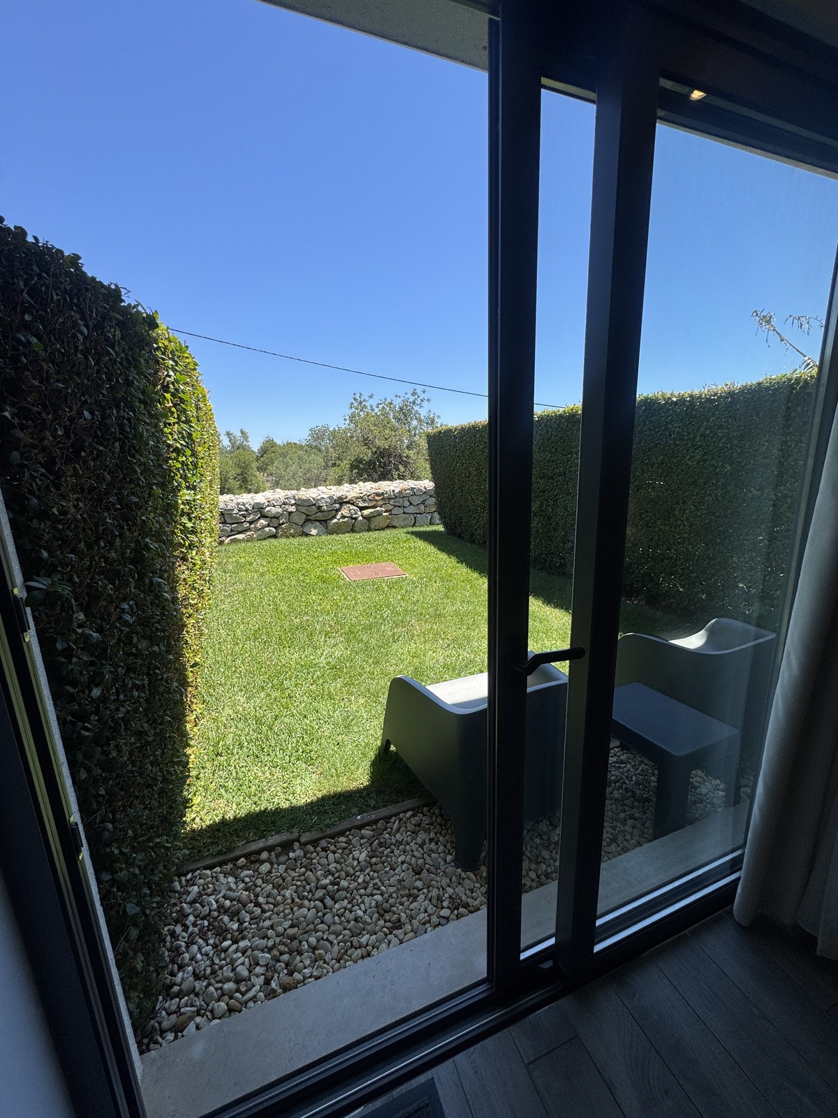 Quarto Duplo com Jardim — quarto espaçoso com panorama de jardim