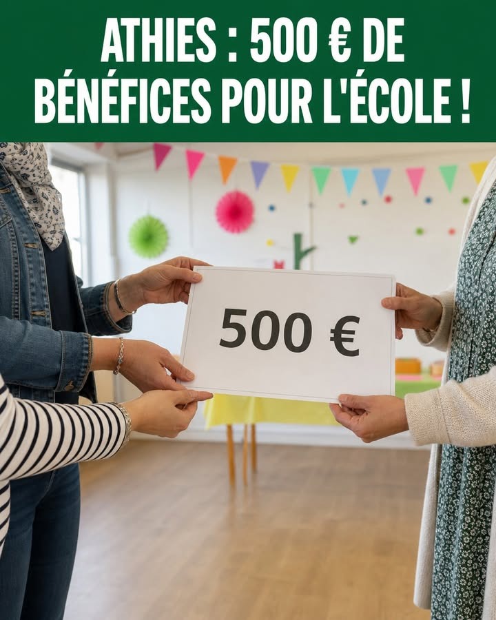 Deux personnes tiennent un grand chèque blanc indiquant 500 euros dans une salle décorée de guirlandes colorées et de pompons.