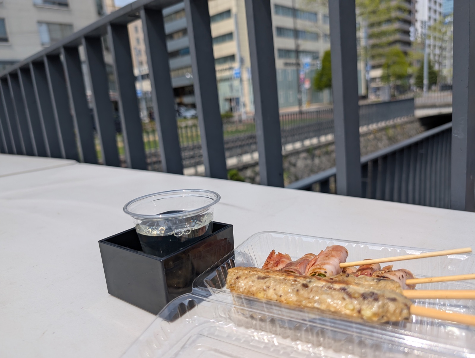 創成川沿いの席で焼鳥と日本酒