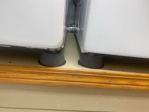 Soportes MR.GLIX instalados debajo del lavarropas — foto de cliente