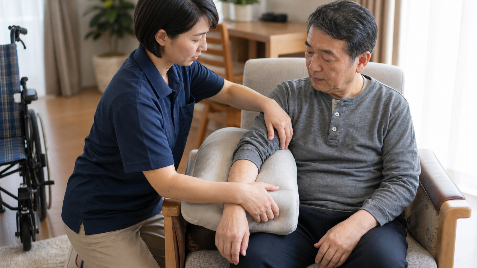 慢性期の脳卒中後肩痛で、椅子に座った時に麻痺側前腕をクッションで支えているイメージ