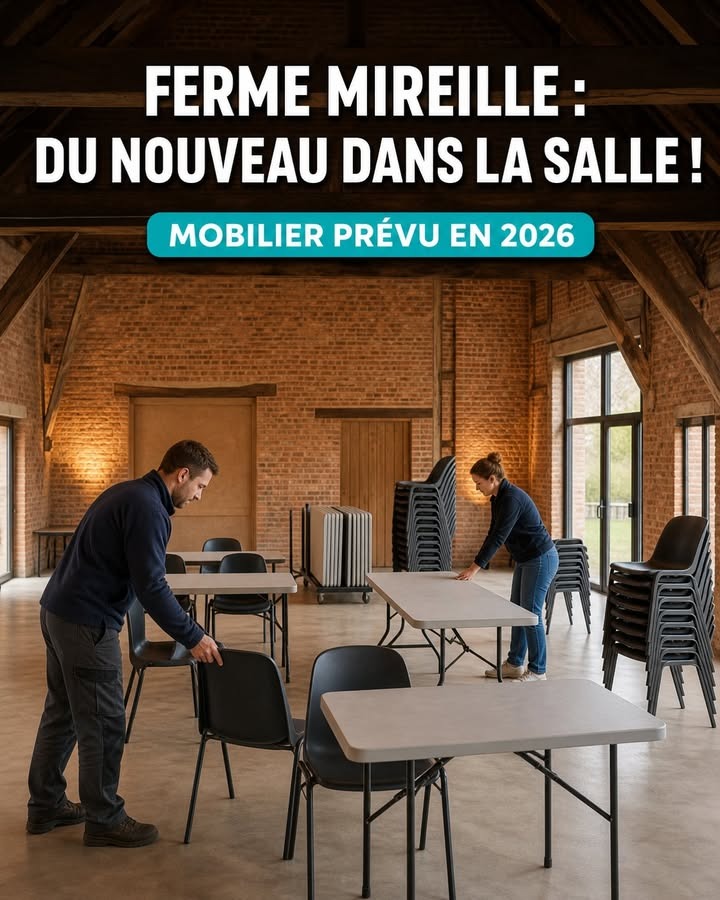 Deux personnes disposent des tables et chaises dans une grande salle à murs de brique, avec des piles de mobilier et des fenêtres.