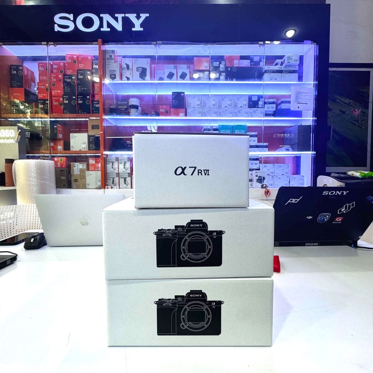 Máy ảnh Sony A7rVI với ống kính tele