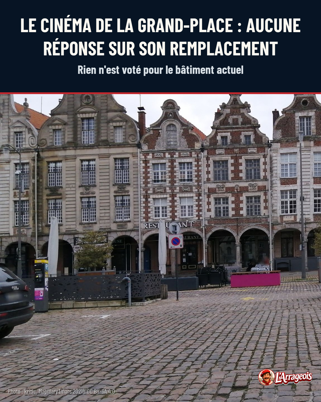La place pavée d'Arras avec ses façades historiques, un restaurant au centre, des parasols repliés et une voiture garée à gauche.
