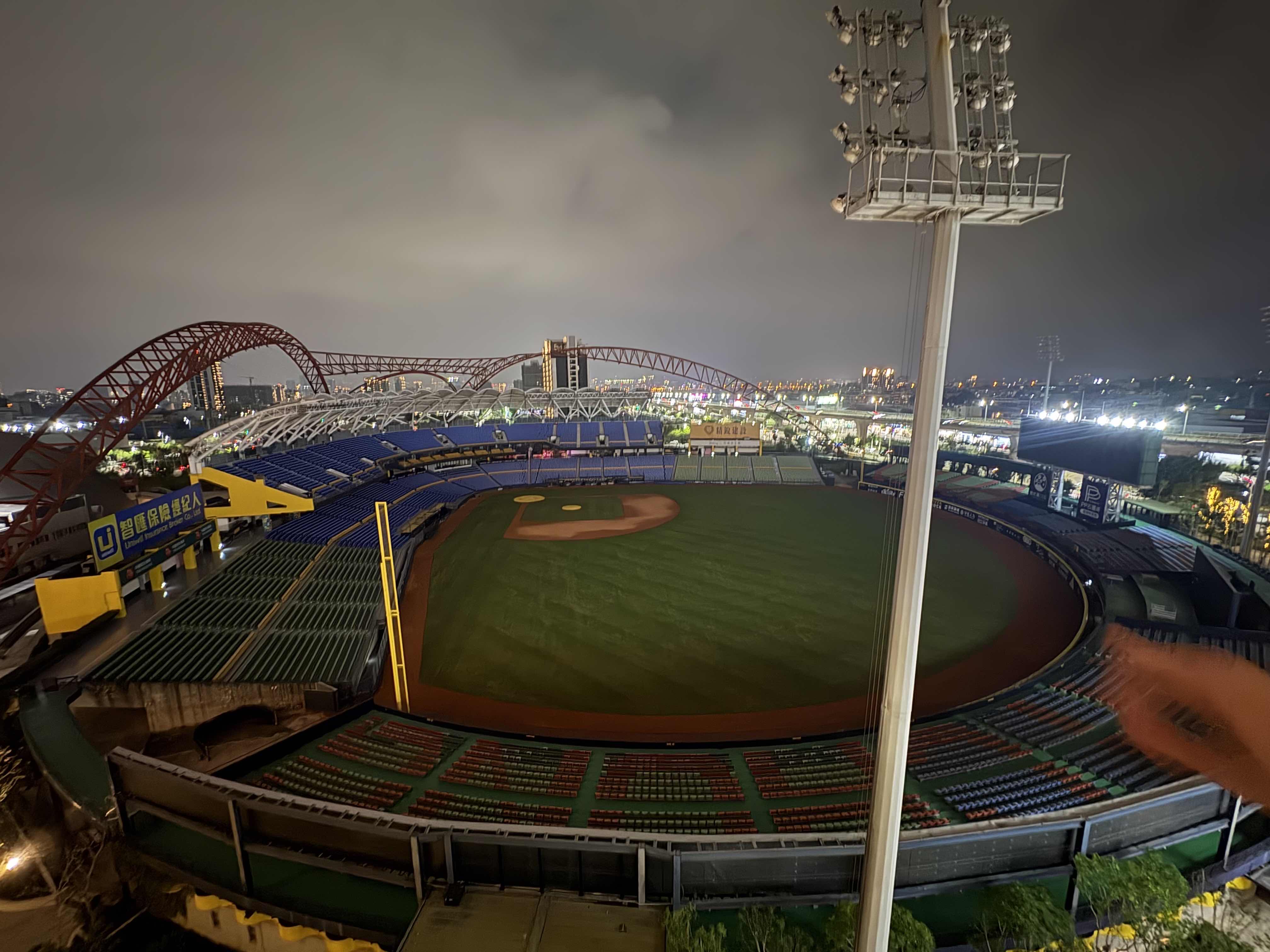 [新聞] 漢神洲際「免費看職棒」神祕露台曝光 業 - 棒球 - PTT.BEST 批踢踢爆文 3