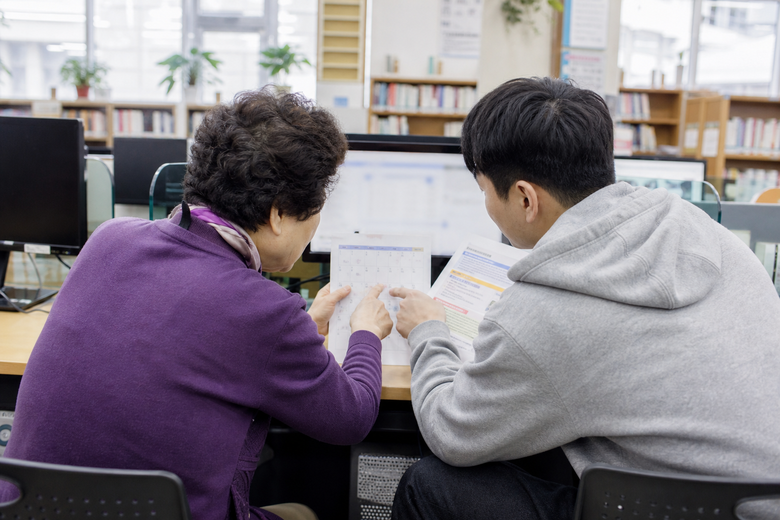 넷플릭스 멤버십 변경 적용 시점과 파트너 결제 조건을 대조하는 가족