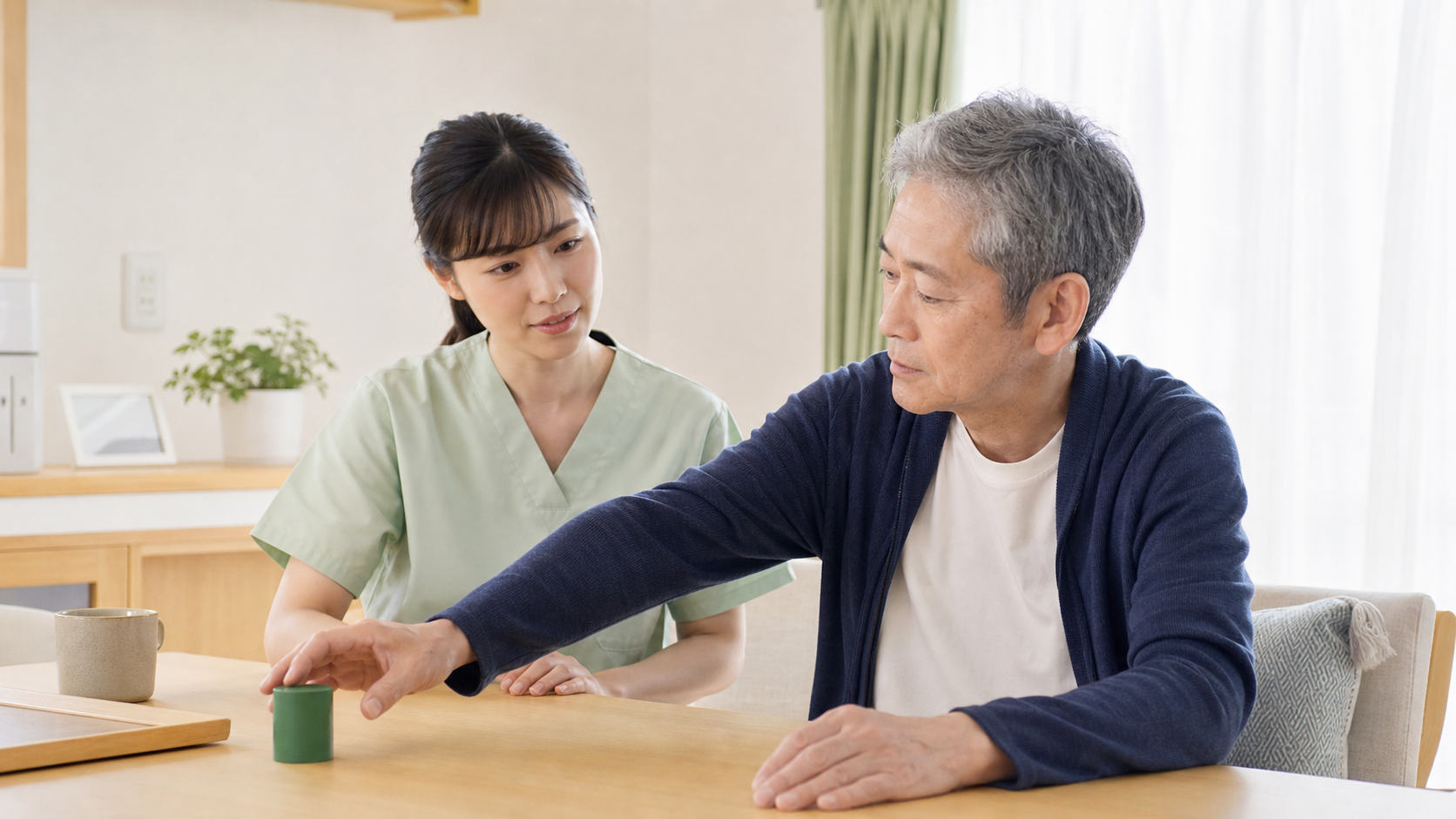 脳卒中後上肢麻痺のリハビリで療法士がリーチ練習を見守る場面