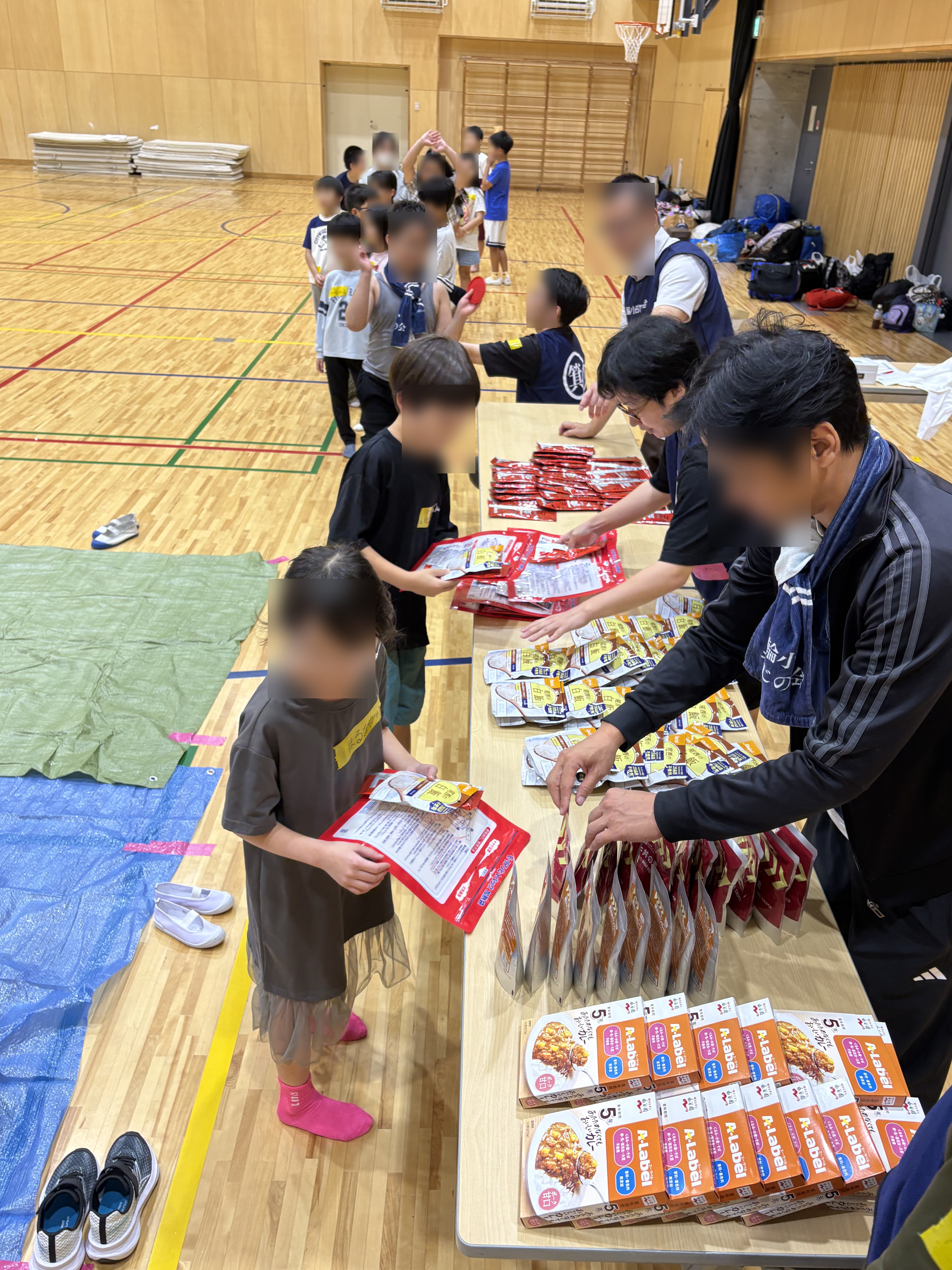 テーブルに並ぶ非常食