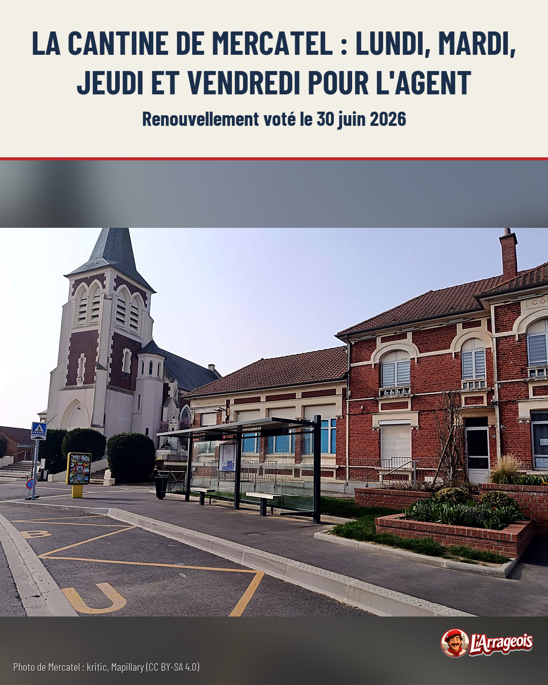 Vue d'une place avec une église à clocher, un abri d'arrêt bus et des bâtiments en brique rouge.