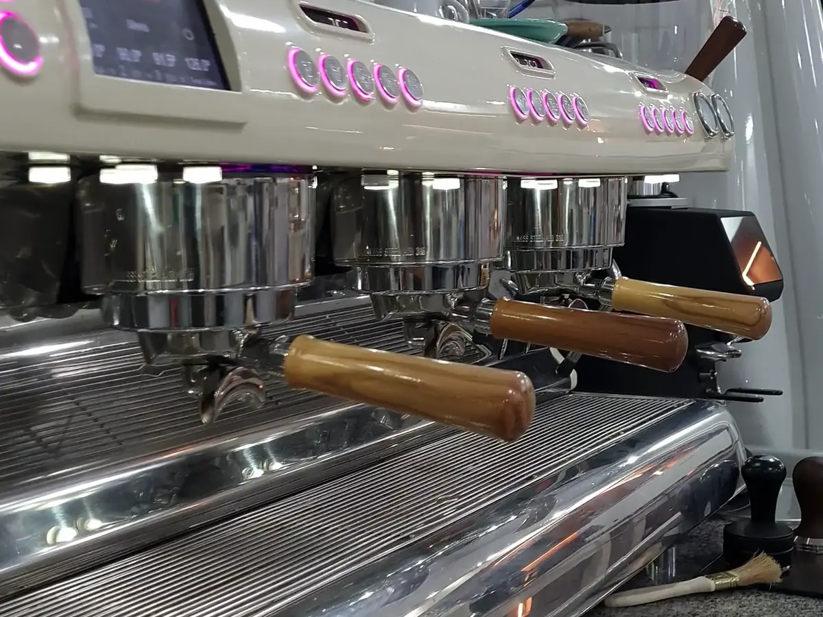 Detalle de máquina espresso profesional alta gama elegida para una apertura