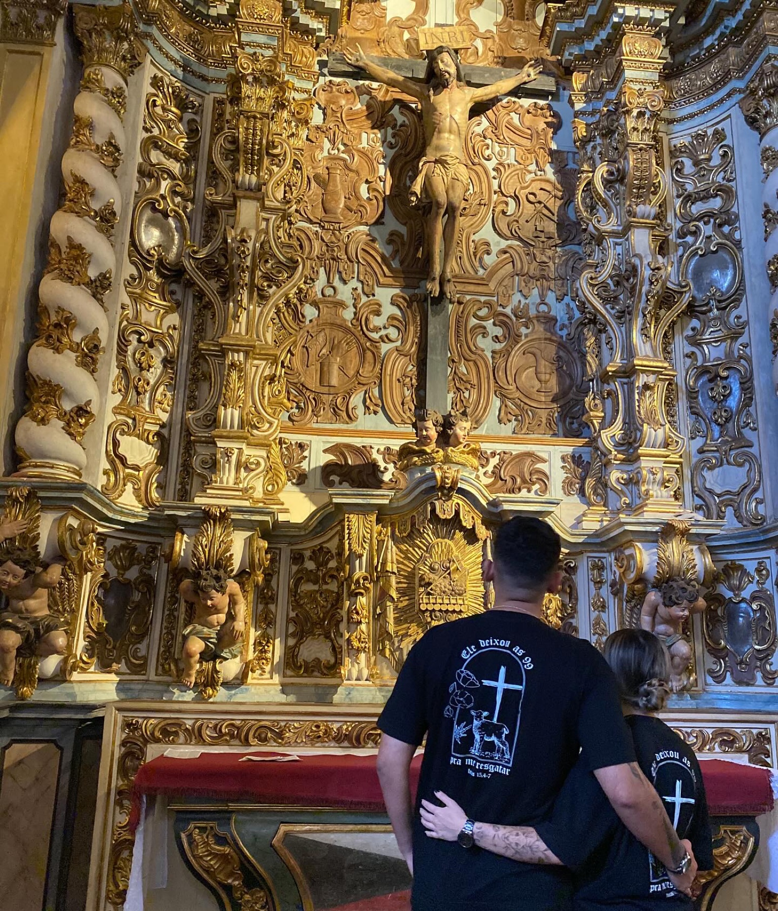 Cliente usando camiseta A Centésima preta da HACE