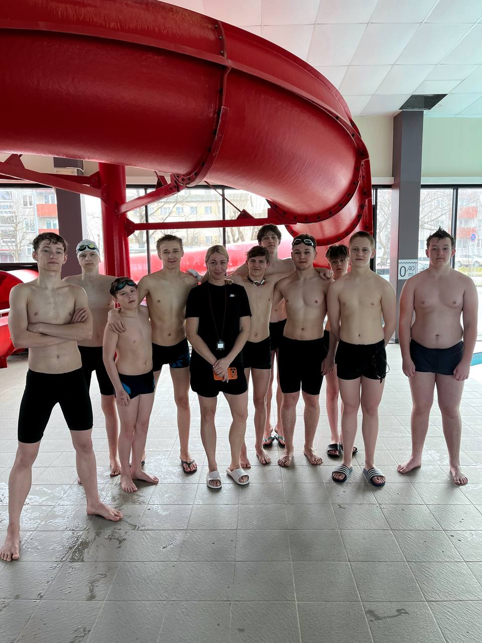 Bars Swim võistkond pärast treeningut basseinis spordilaagris