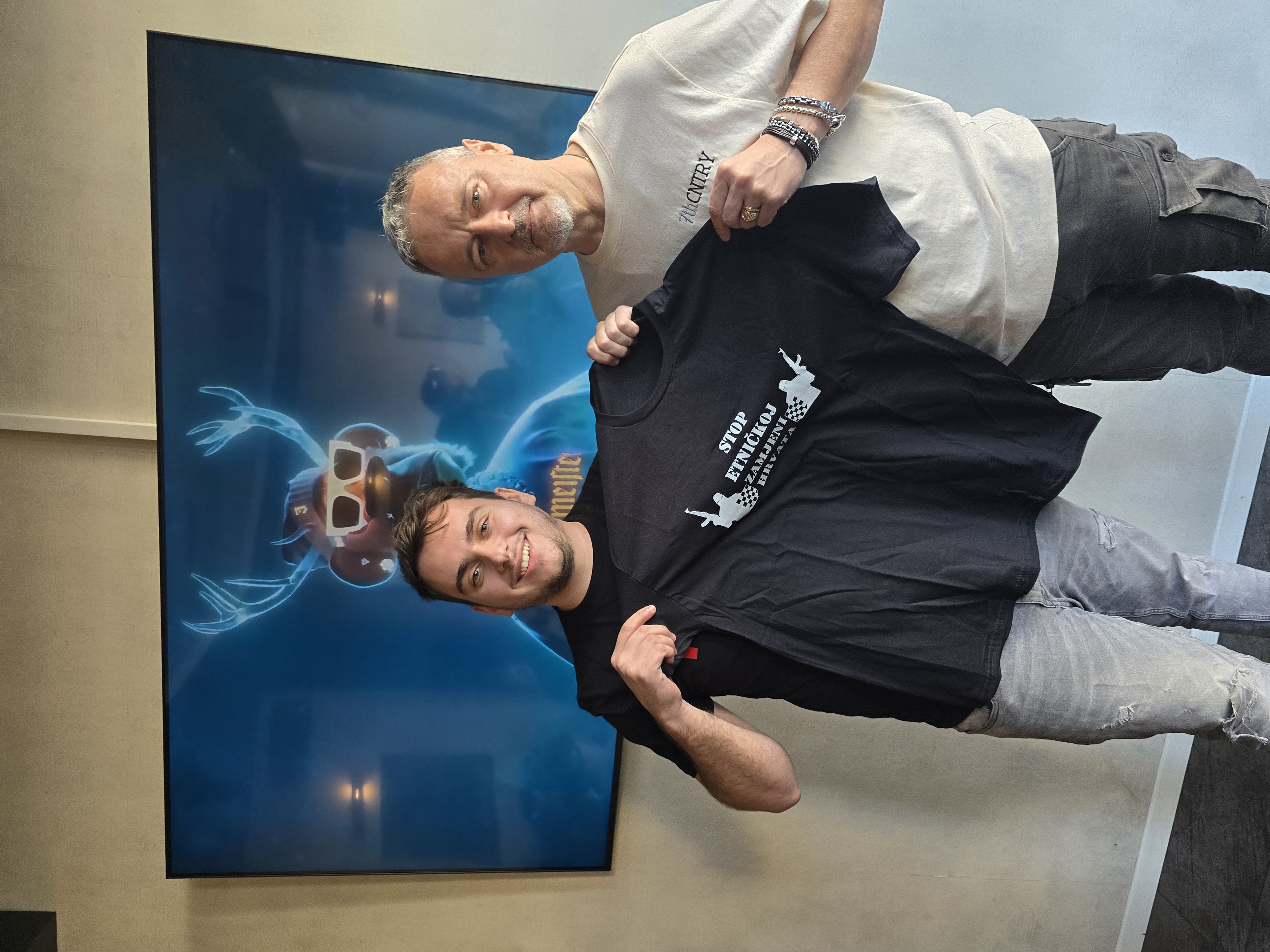 Majica ZBH u rukama Marka Perkovića Thompsona - slika 2