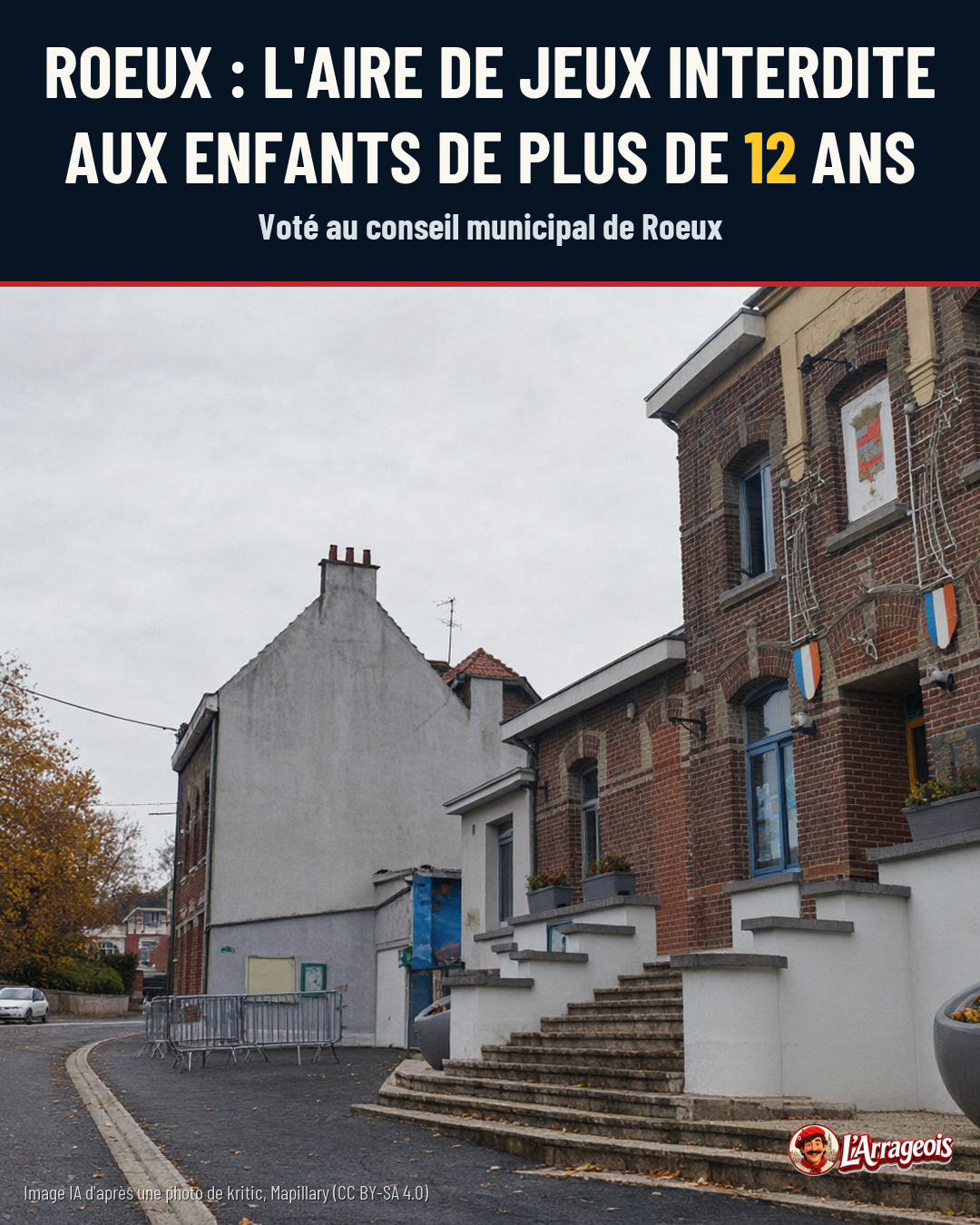 Ruelle pavée bordée de bâtiments en brique et d'un mur blanc, avec des barrières métalliques et des arbres aux feuilles d'automne.
