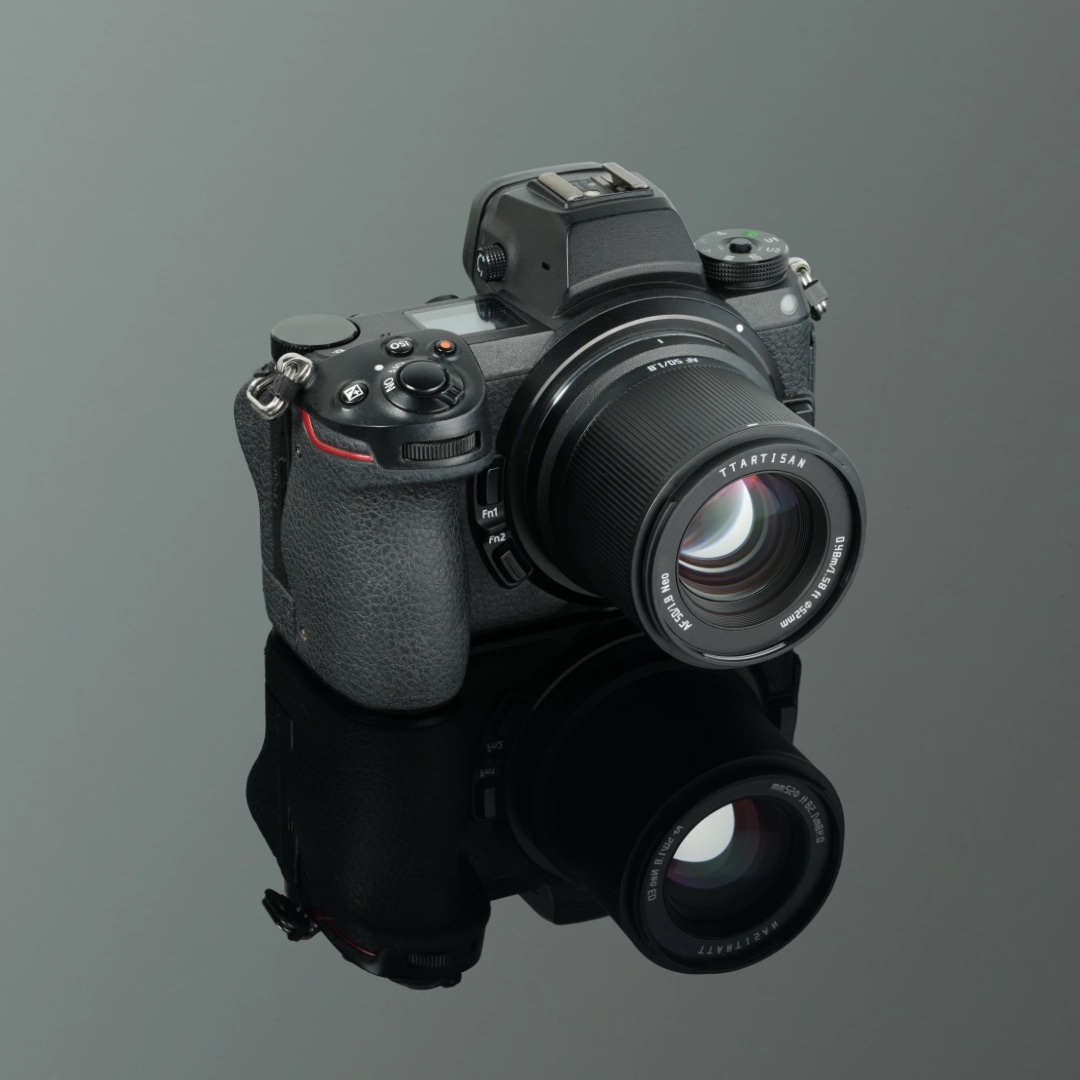 NEO 50mm lắp trên thân máy mirrorless