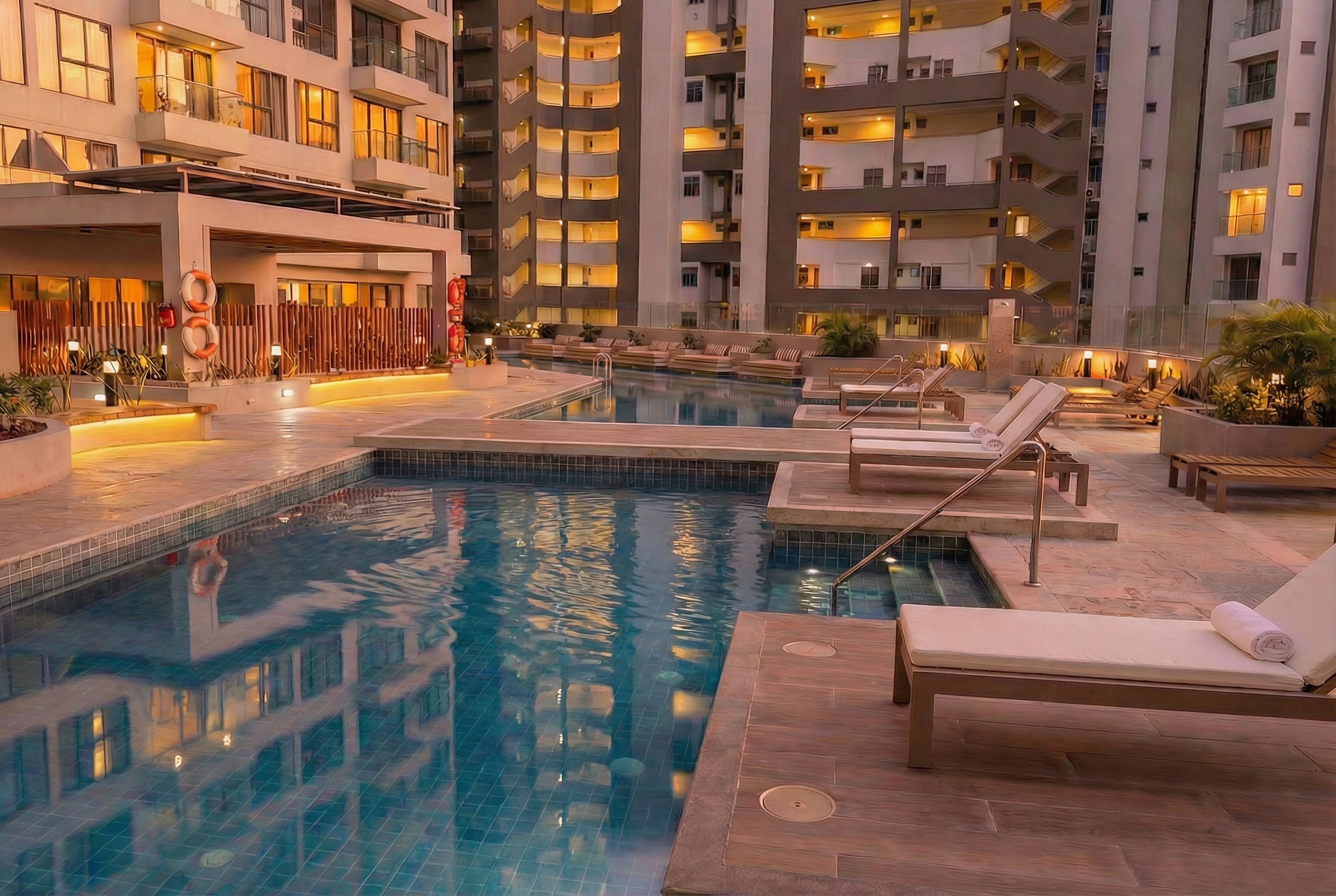Piscina iluminada de noche