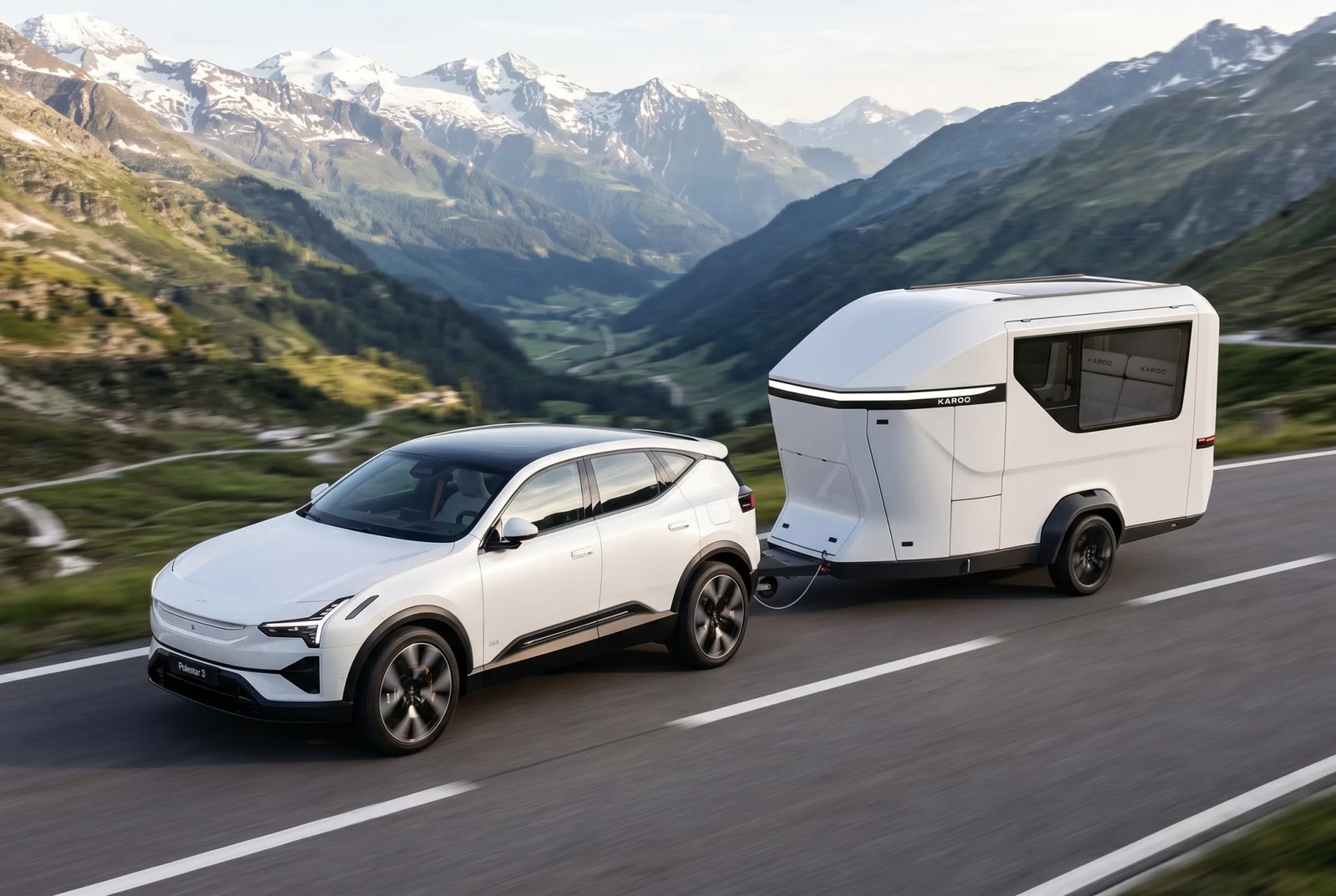 Karoo Camper 由白色休旅車拖行在山谷公路上的官方情境圖