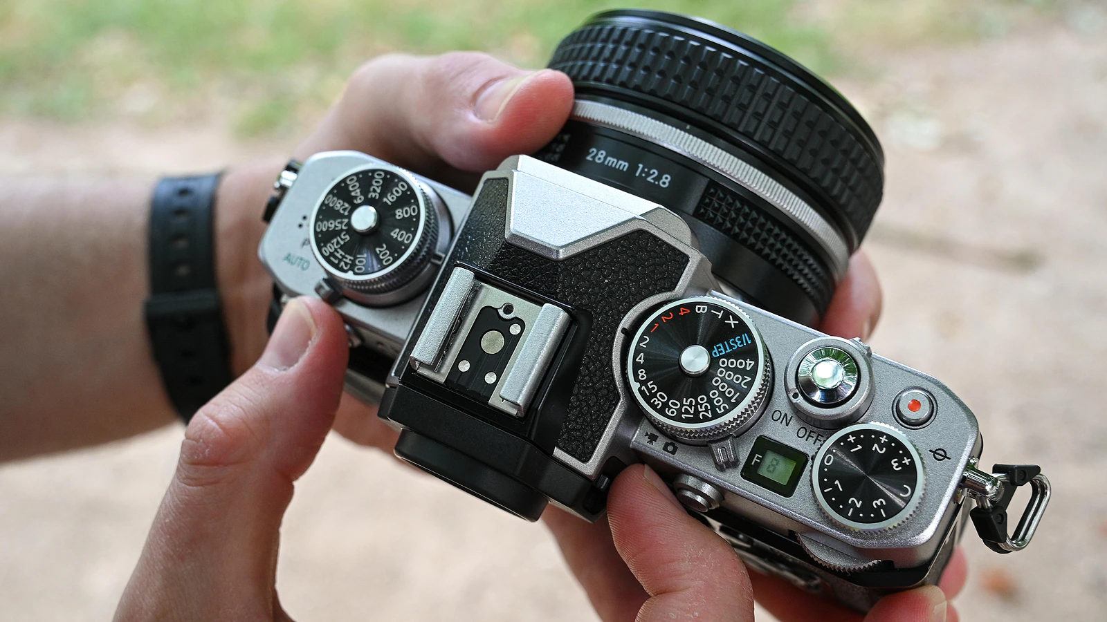 Nikon Z50 So Sánh Với Canon EOS R100: Lựa Chọn Dành Cho Người Mới - Hình 1