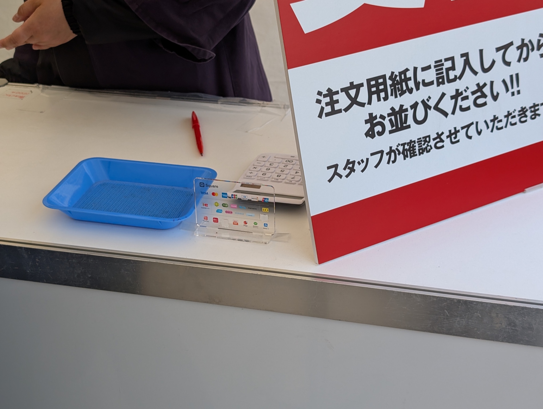 受付カウンターと注文用紙の案内