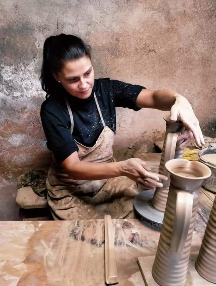 Verónica Rodríguez, ceramista de Alfarería Tradicional De Faro
