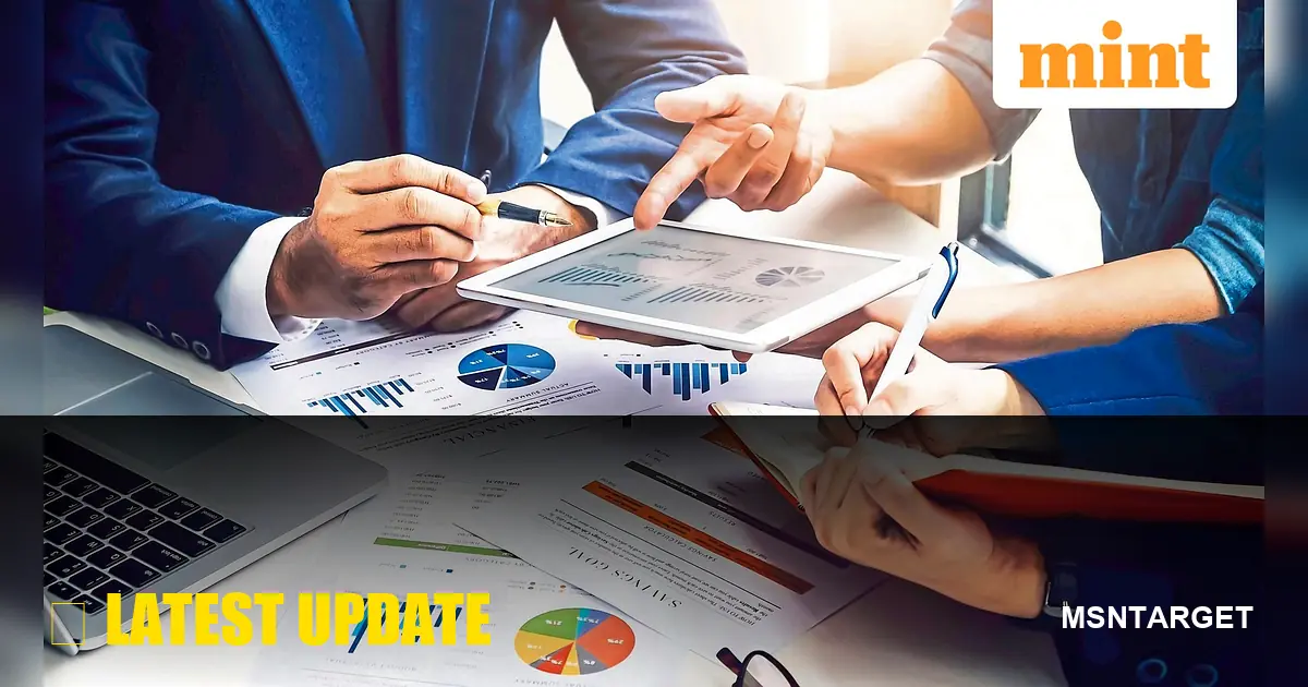 नए बिजनेस के लिए वित्तीय डेटा विश्लेषण और योजना बनाते लोग।