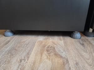 Soportes MR.GLIX instalados sobre piso de madera — foto de cliente