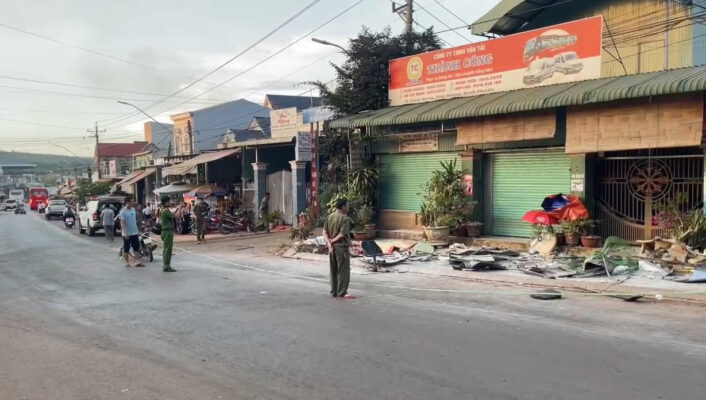 Hiện trường xe lu lao vào nhà dân