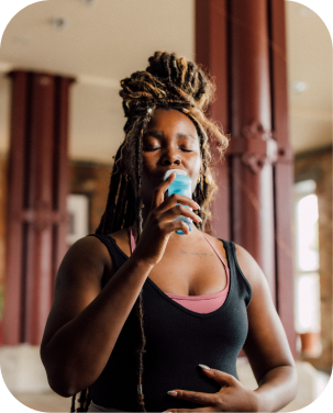 Pessoa usando dispositivo respiratório