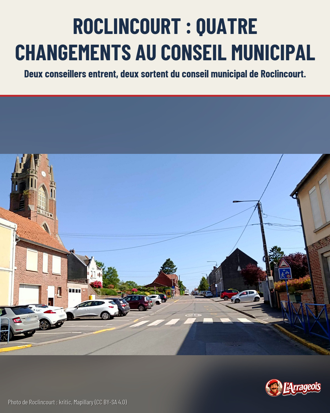 Rue de village avec église à la gauche, voitures garées, passage piéton et maisons sous un ciel bleu.