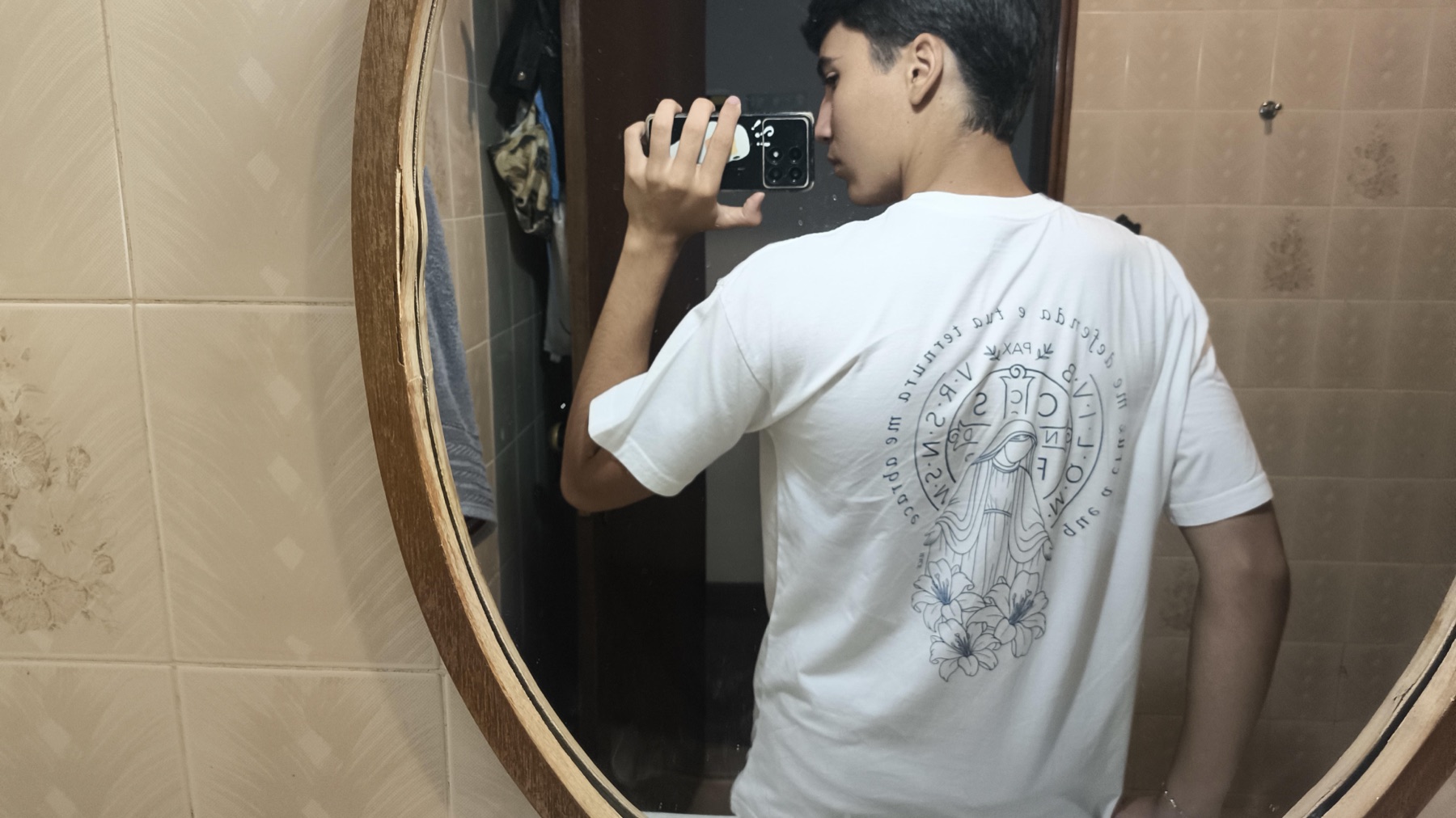 Cliente usando camiseta Manto e Cruz da HACE
