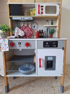Кухня IKEA с утварью и продуктами