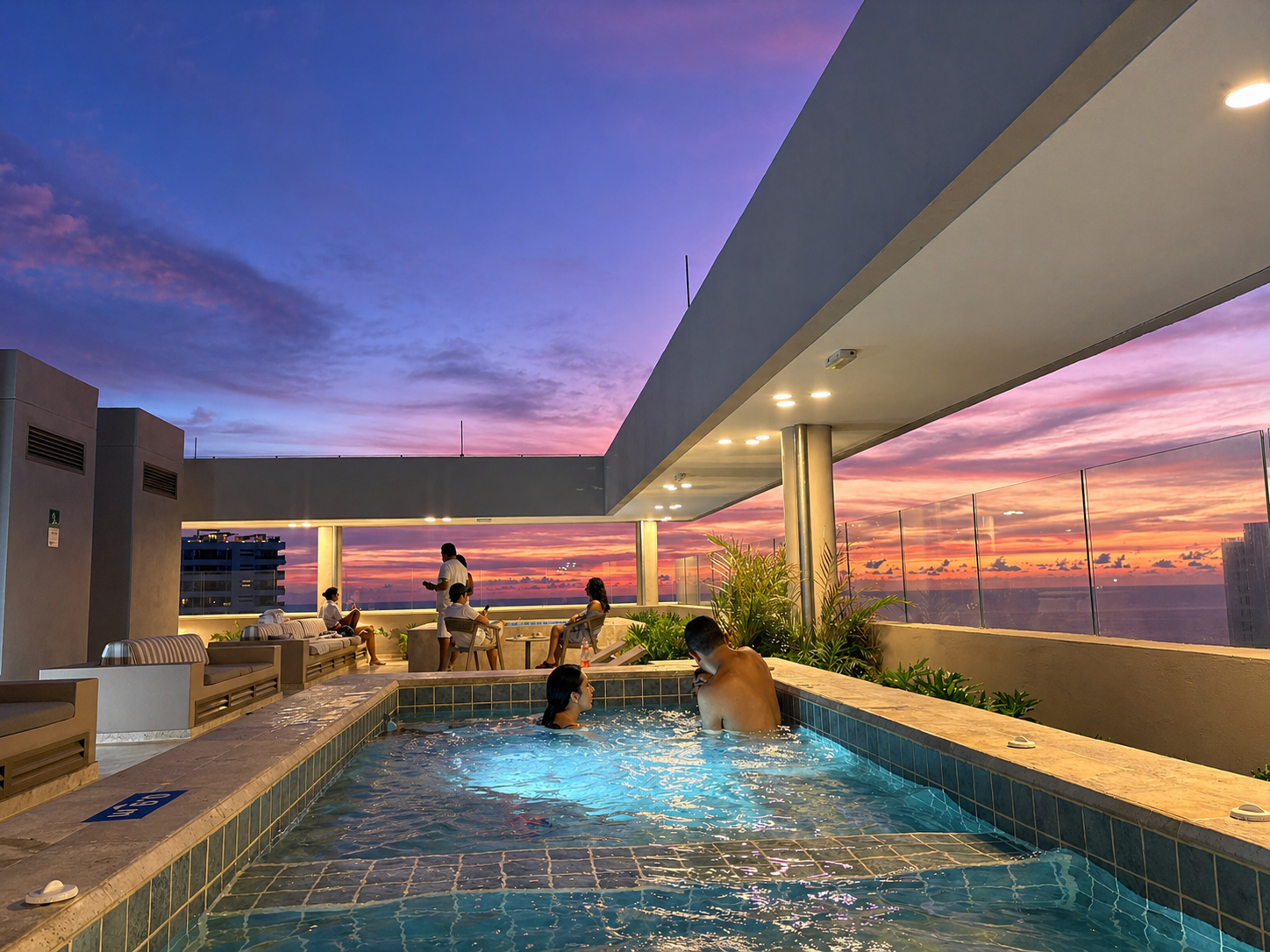 Piscina rooftop al atardecer con huéspedes disfrutando la vista