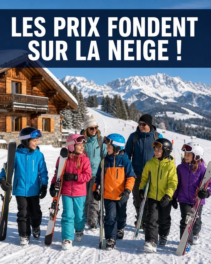 Un groupe d'enfants et d'adultes en tenues de ski colorées marchent sur la neige, portant des skis, devant une chalet boisé et des montagnes enneigées.