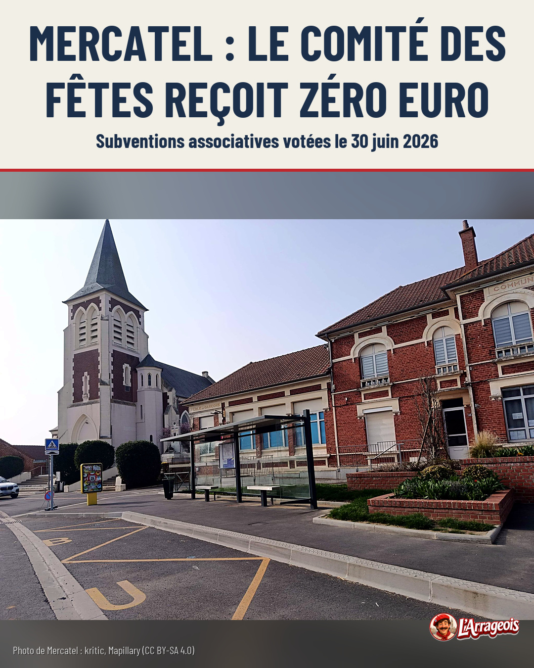 Vue d'une place avec une église à clocher, un bâtiment en brique rouge et un abri de bus.