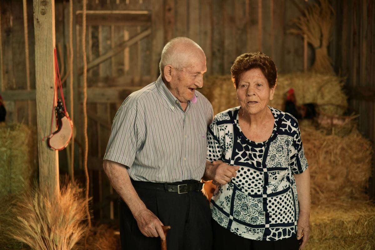 Abuelos riendo juntos
