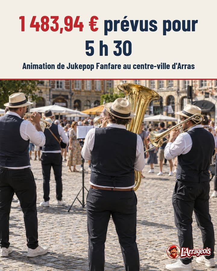 Trois musiciens en costume noir et chapeau de paille jouent des cuivres sur une place pavée d'Arras, devant une foule et des terrasses.