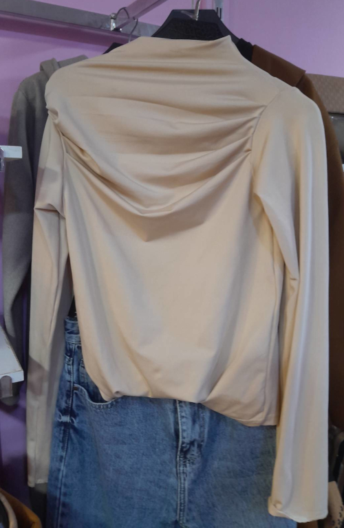 Foto of a beige silky blouse with long sleeves